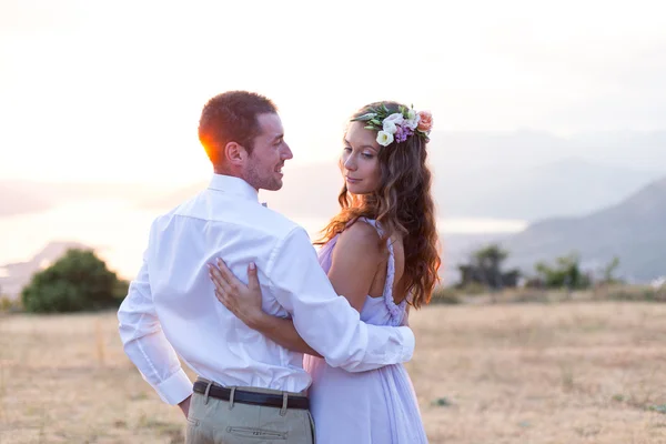 La novia y el novio posando al atardecer — Foto de Stock