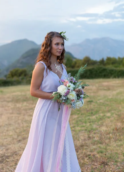 Sposa attraente sta tenendo un bouquet da sposa — Foto Stock