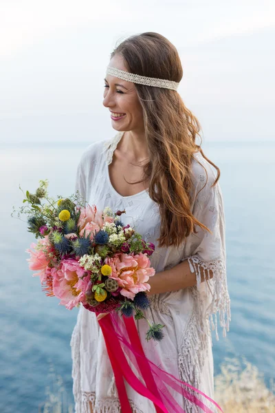 Fille avec un bouquet de mariage style boho — Photo