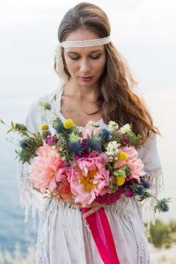 bir düğün buket boho tarzı ile kız