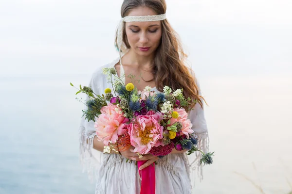 Meisje met een bruiloft boeket boho stijl — Stockfoto