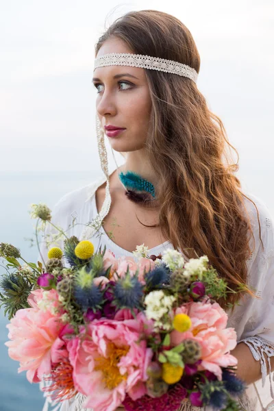 Chica con un ramo de boda estilo boho —  Fotos de Stock
