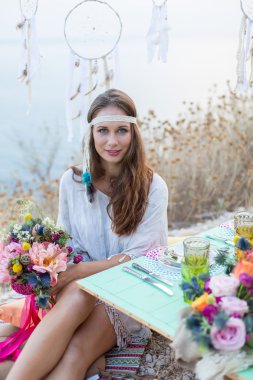 bir düğün buket boho tarzı ile kız