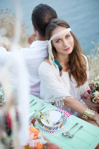 ผู้หญิงที่มีดอกไม้แต่งงานสไตล์โบโฮ — ภาพถ่ายสต็อก