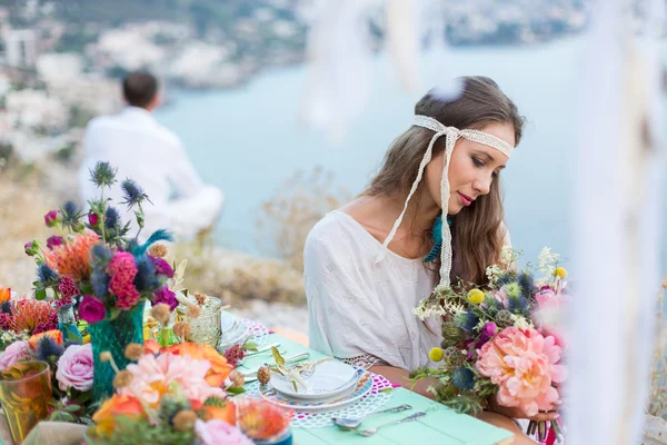 Fille avec un bouquet de mariage style boho — Photo