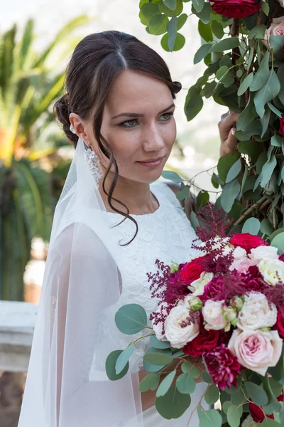 Belle mariée à l'extérieur avec un bouquet — Photo