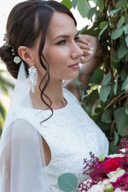 Bir buket ile açık havada güzel gelin