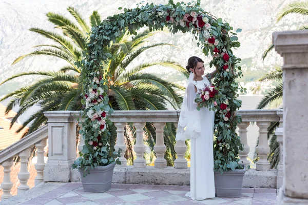 Bella sposa all'aperto con un bouquet — Foto Stock