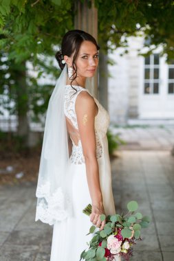 Bir buket ile açık havada güzel gelin