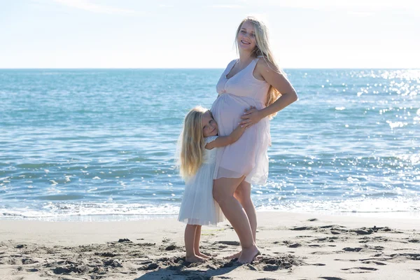 Porträt einer schönen schwangeren Frau und Tochter — Stockfoto
