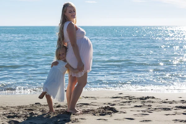Портрет красивої вагітної жінки і дочки — стокове фото
