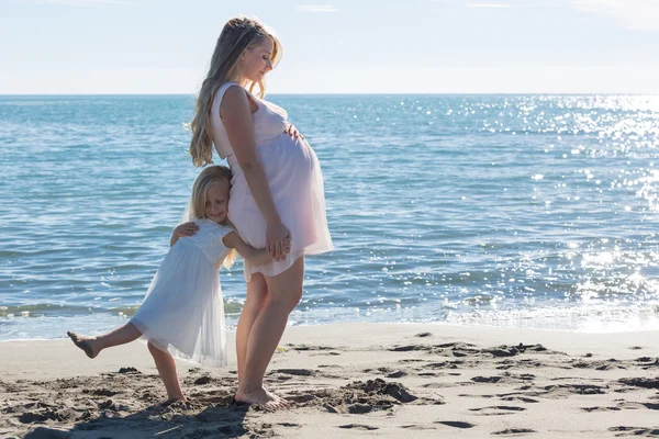 Портрет красивої вагітної жінки і дочки — стокове фото
