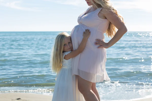 Porträt einer schönen schwangeren Frau und Tochter — Stockfoto