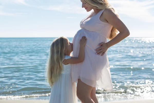 Bir güzel hamile kadın ve kızı portresi — Stok fotoğraf