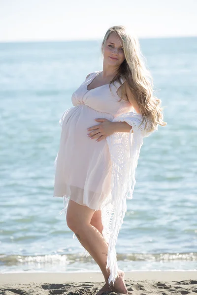 바다 위에 아름 다운 임신한 여자의 초상화 — 스톡 사진