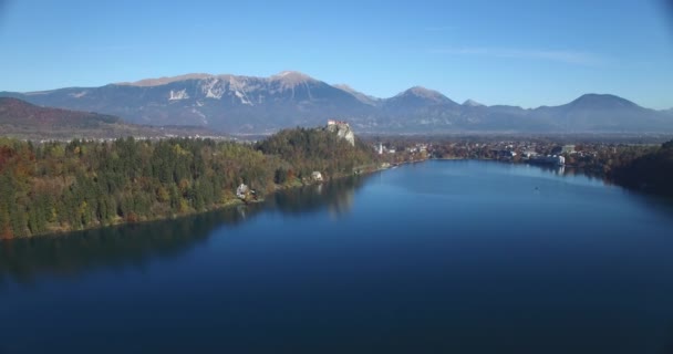 Flygfoto över Bled slott och Bled sjön landskap med berg — Stockvideo