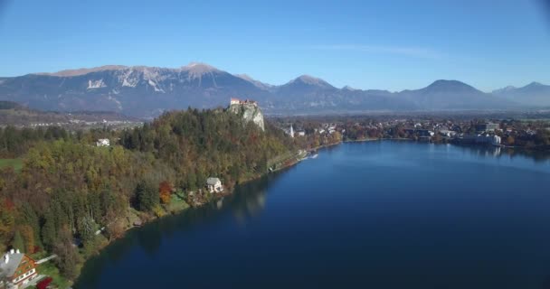 Veduta aerea del Castello di Bled e del paesaggio lacustre di Bled con montagna — Video Stock