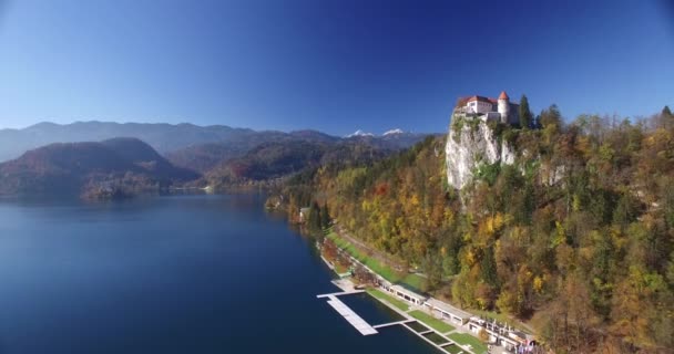 Vista aérea do Castelo de Bled e paisagem do lago de Bled com montanha — Vídeo de Stock
