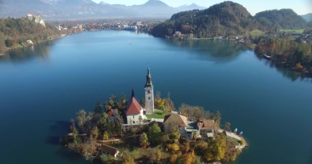 A légi felvétel a Szent Márton templom, a szigetre és Bled tó táj a hegyi — Stock videók