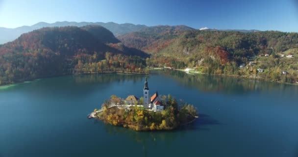 Flygfoto över St Martin kyrkan på ön och Bled sjön landskap med berg — Stockvideo