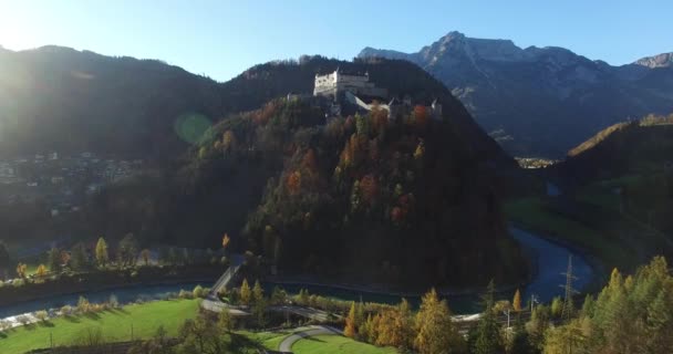 Vista aérea del castillo alpino Hohenwerfen cerca de Salzburgo, Alpes austríacos — Vídeos de Stock