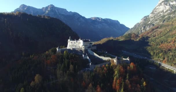 Flygfoto över Alpin slottet Hohenwerfen nära Salzburg, österrikiska Alperna — Stockvideo