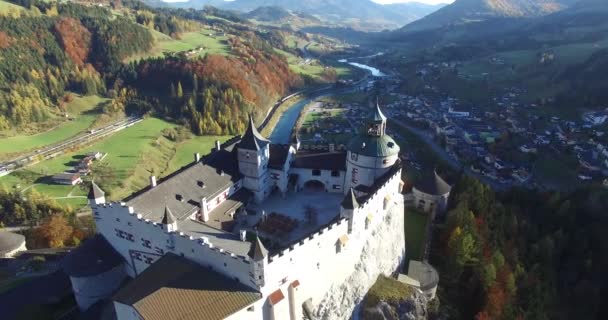 Flygfoto över Alpin slottet Hohenwerfen nära Salzburg, österrikiska Alperna — Stockvideo