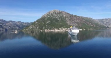 Kotor Körfezi cruise gemisiyle hava görünümünü