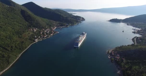 Flygfoto över kryssningsfartyg i fjärden av Kotor — Stockvideo