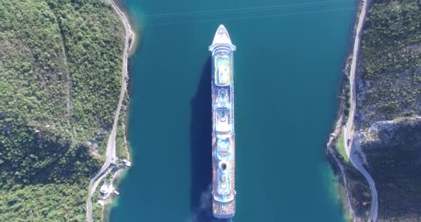 Luchtfoto van cruiseschip in de baai van Kotor — Stockvideo