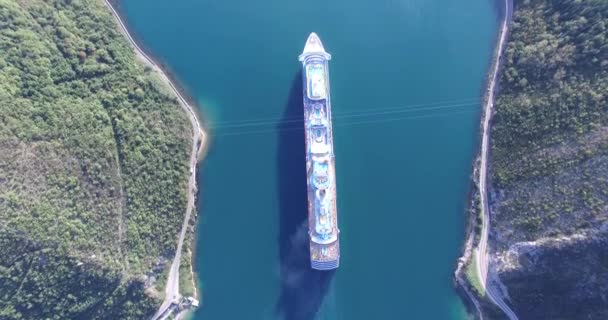 Luchtfoto van cruiseschip in de baai van Kotor — Stockvideo