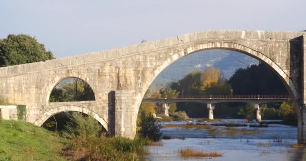 Oude brug in Trebinje, het platform reizen achtergrond — Stockvideo