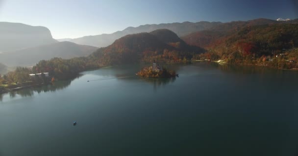 Flygfoto över St Martin kyrkan på ön och Bled sjön landskap med berg — Stockvideo