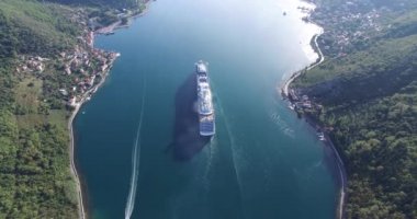 Kotor Körfezi cruise gemisiyle hava görünümünü