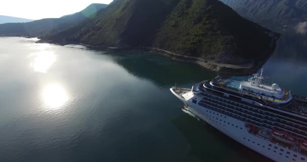 Kotor Körfezi cruise gemisiyle hava görünümünü — Stok video