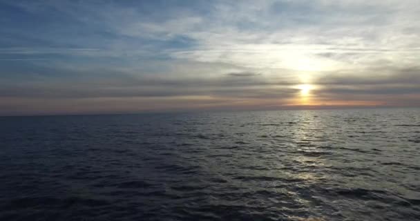 A légi felvétel a gyönyörű naplemente a tenger felett — Stock videók