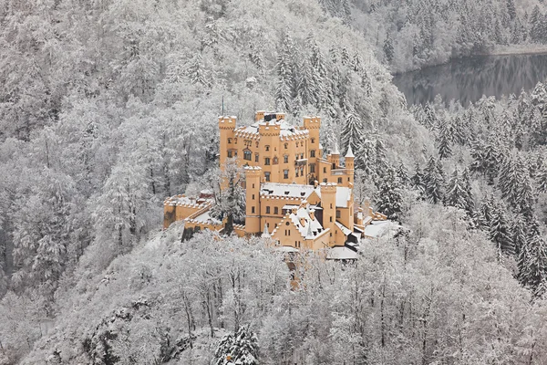 Zamku Hohenschwangau, w zimowy krajobraz — Zdjęcie stockowe