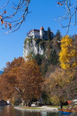 Bled kale bir uçurum bakan göl üzerine inşa