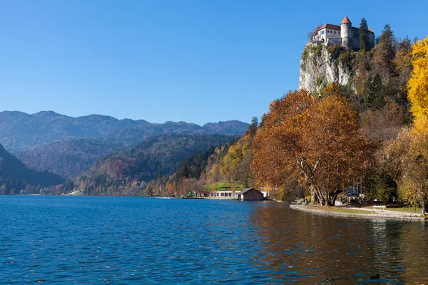 Castillo de Bled construido en la cima de un acantilado con vistas al lago — Foto de Stock