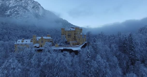 Vista aérea do Castelo de Hohenschwangau ao nascer do sol na paisagem de inverno . — Vídeo de Stock