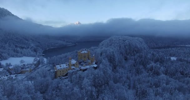 Vista aérea del castillo de Hohenschwangau al amanecer en el paisaje invernal . — Vídeo de stock