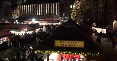 Nürnberg, Almanya - 27 Kasım 2015: Noel Pazarı 27. Kasım. 2015, Nürnberg, Bavyera, Almanya. Almanya'daki en büyük noel pazarlarından biridir. Açılış, işin ilk günü.
