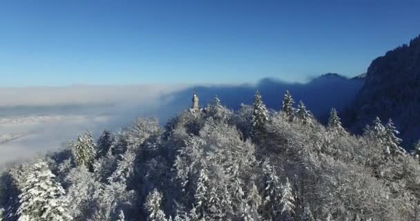 Luchtfoto van kasteel Neuschwanstein bij zonsopgang in winterlandschap. — Stockvideo