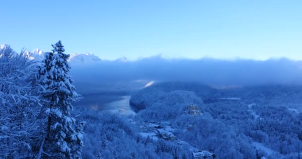 冬の風景の日の出にホエンシュヴァンガウ城と谷. — ストック動画