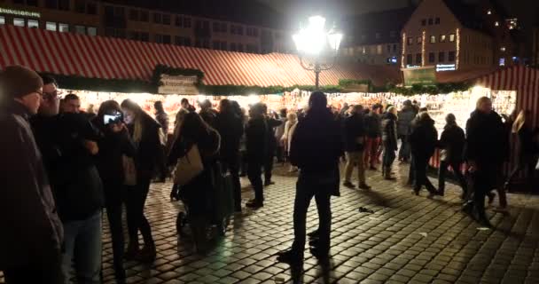 纽伦堡， 德国 - 2015年11月27日：27日的圣诞市场。十一月。2015年在德国巴伐利亚州纽伦堡。它是德国最大的圣诞市场之一。开幕，第一天工作. — 图库视频影像