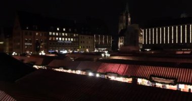 Nürnberg, Almanya - 27 Kasım 2015: Noel Pazarı 27. Kasım. 2015, Nürnberg, Bavyera, Almanya. Almanya'daki en büyük noel pazarlarından biridir. Açılış, işin ilk günü.