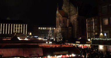 Nürnberg, Almanya - 27 Kasım 2015: Noel Pazarı 27. Kasım. 2015, Nürnberg, Bavyera, Almanya. Almanya'daki en büyük noel pazarlarından biridir. Açılış, işin ilk günü.