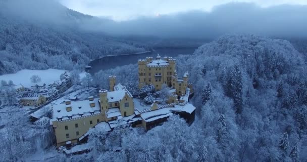 Vista aérea del castillo de Hohenschwangau al amanecer en el paisaje invernal . — Vídeos de Stock