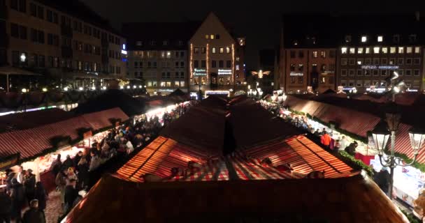 Neurenberg, Duitsland-27 november 2015: Kerstmarkt op 27. November. 2015 in Neurenberg, Beieren, Duitsland. Het is een van de grote kerstmarkt in Duitsland. Opening, eerste dag van het werk. — Stockvideo