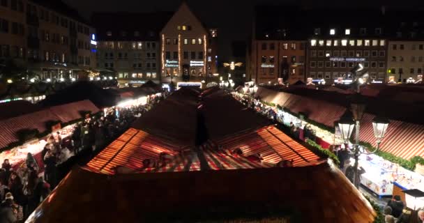 НУРЕМБЕРГ, ГЕРМАНИЯ - 27 ноября 2015 года: Рождественский рынок на 27 ноября. Ноябрь. 2015 год в Нюрнберге, Бавария, Германия. Это один из самых больших рождественских рынков в Германии. Открытие, первый день работы . — стоковое видео